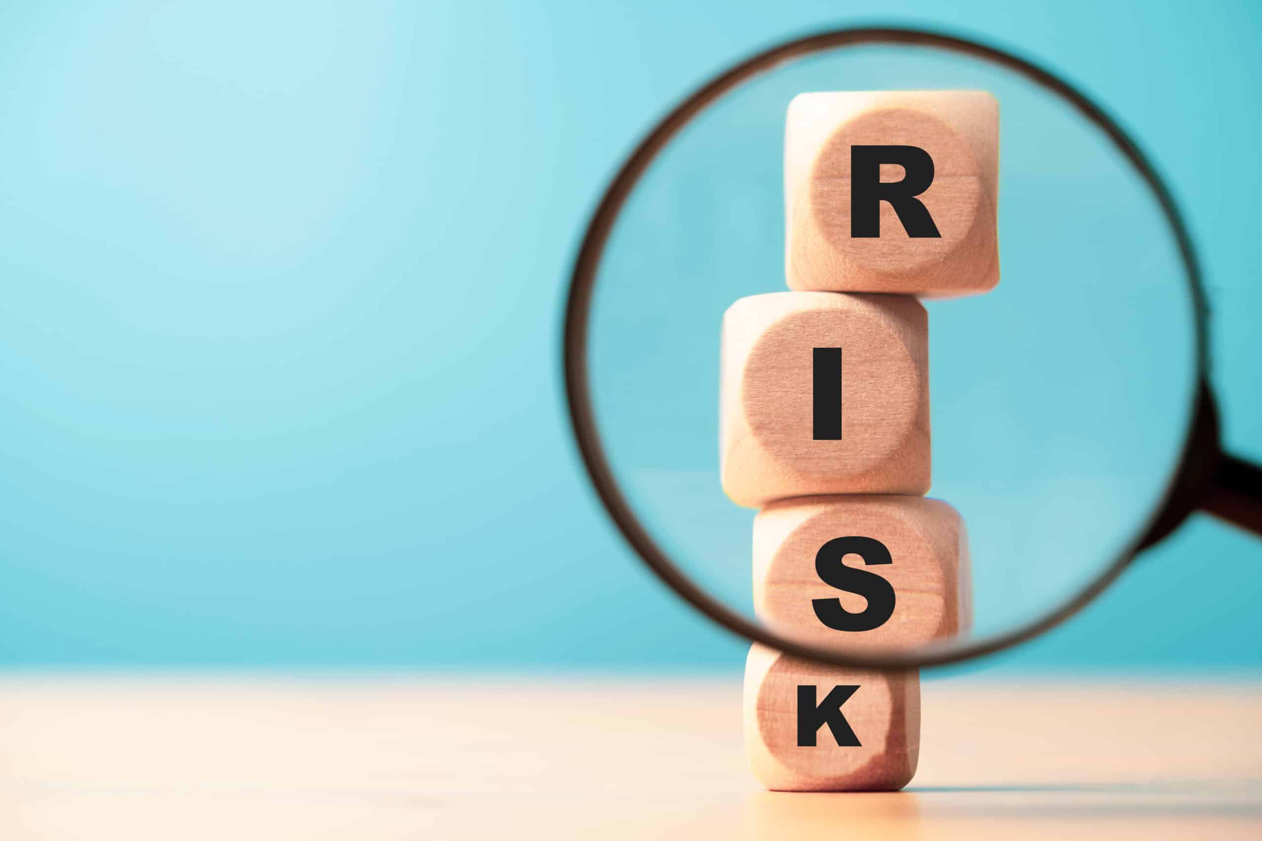 Würfel mit der Aufschrift „Risk“ warnen vor einer unkonformen Nutzung der Indexing API.