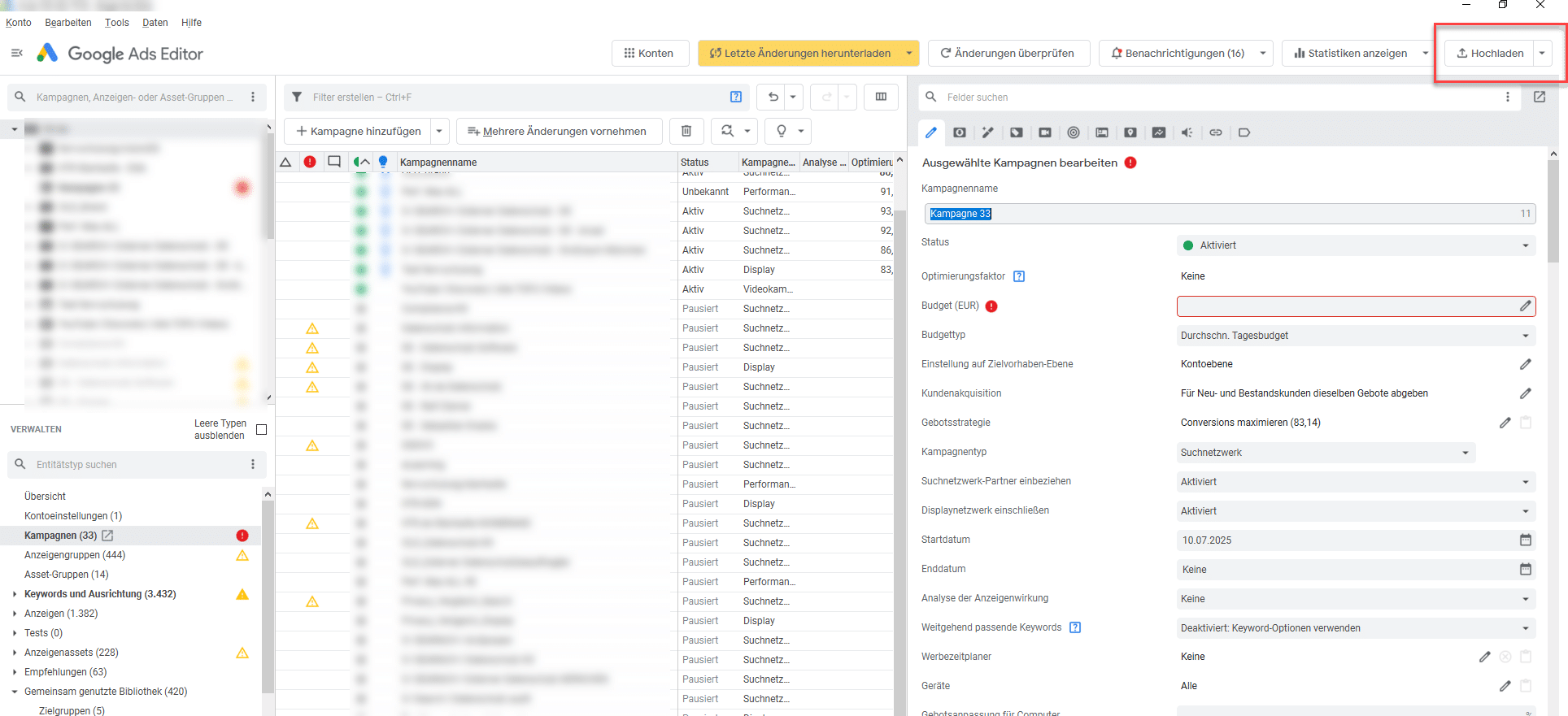 Screenshot des Google Ads Editors mit geöffneter Kampagnenliste. Rechts ist eine einzelne Kampagne zur Bearbeitung geöffnet. Oben rechts ist der Button „Hochladen“ hervorgehoben – bereit zum Übertragen der Änderungen ins Google-Ads-Konto.