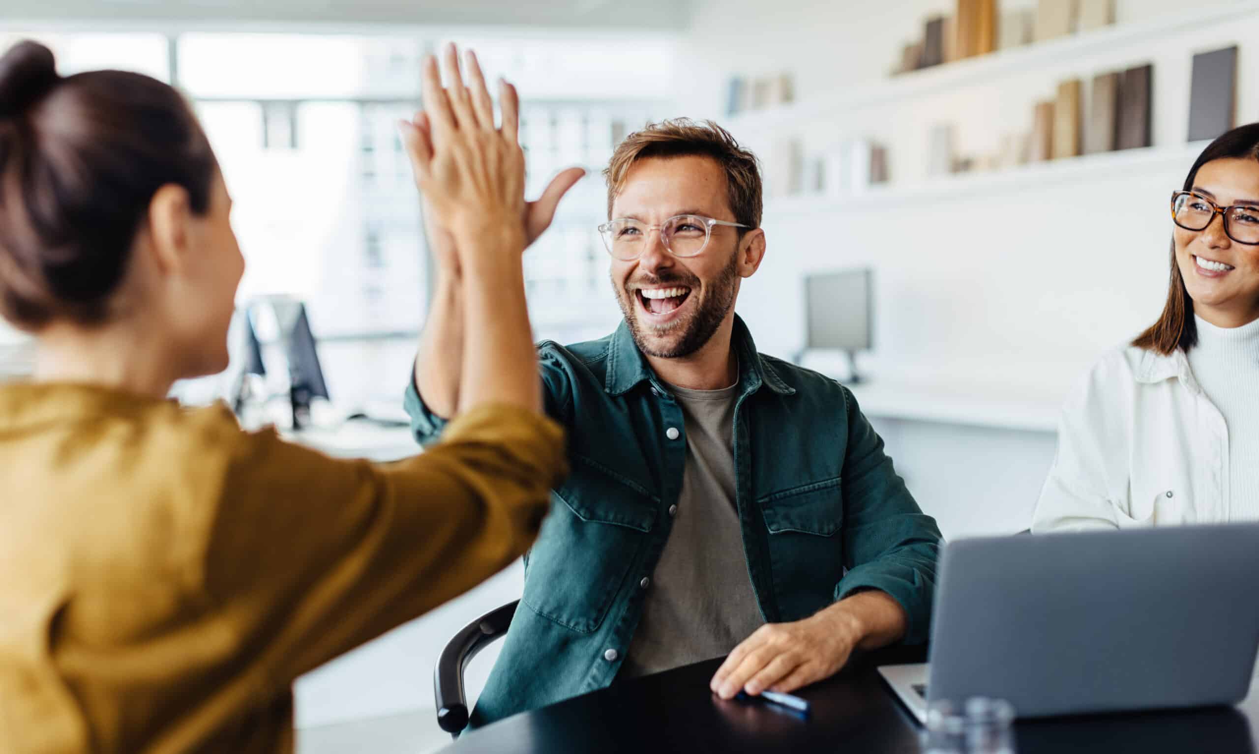 Ein Mann freut sich über seinen langfristigen WordPress-SEO-Erfolg.