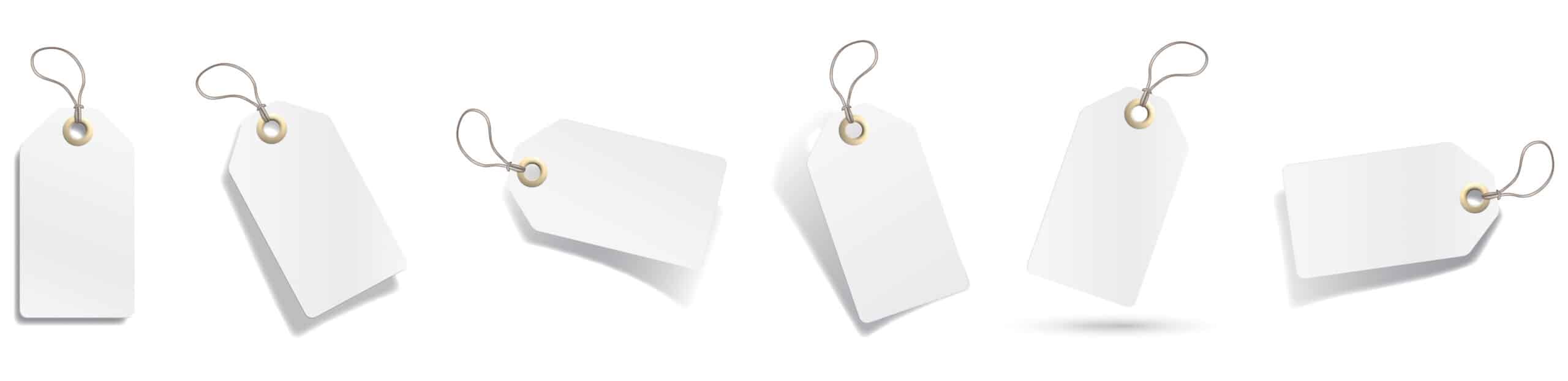 Sechs leere Preisschilder symbolisieren Custom Labels in Google Shopping. Sie stehen für individuell definierbare Produktkennzeichnungen, mit denen Händler ihr Sortiment strategisch clustern und Kampagnen gezielt steuern können. Etwa nach Marge, Performance oder Saison